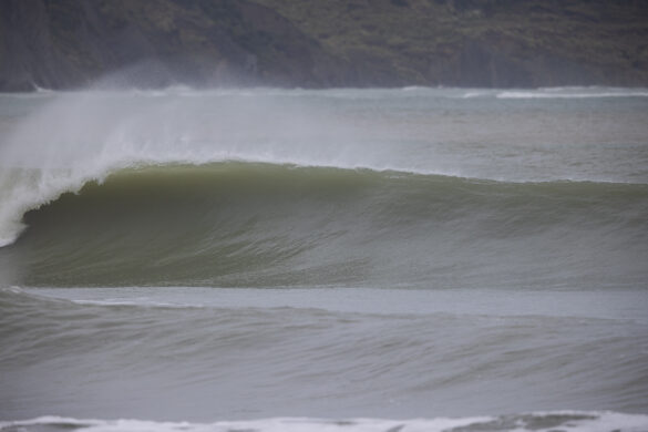 Some grunty lefts at Pipe.